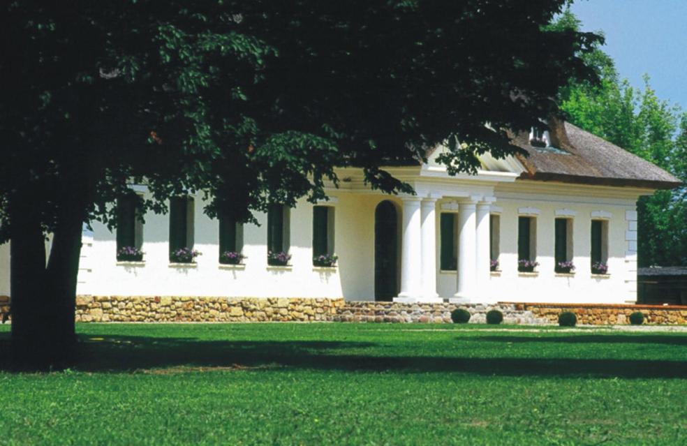 Dwor Chotynia Hotel Exterior photo