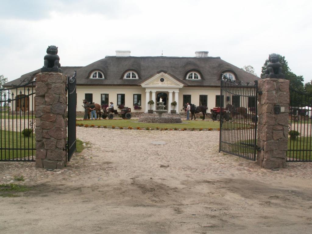 Dwor Chotynia Hotel Exterior photo
