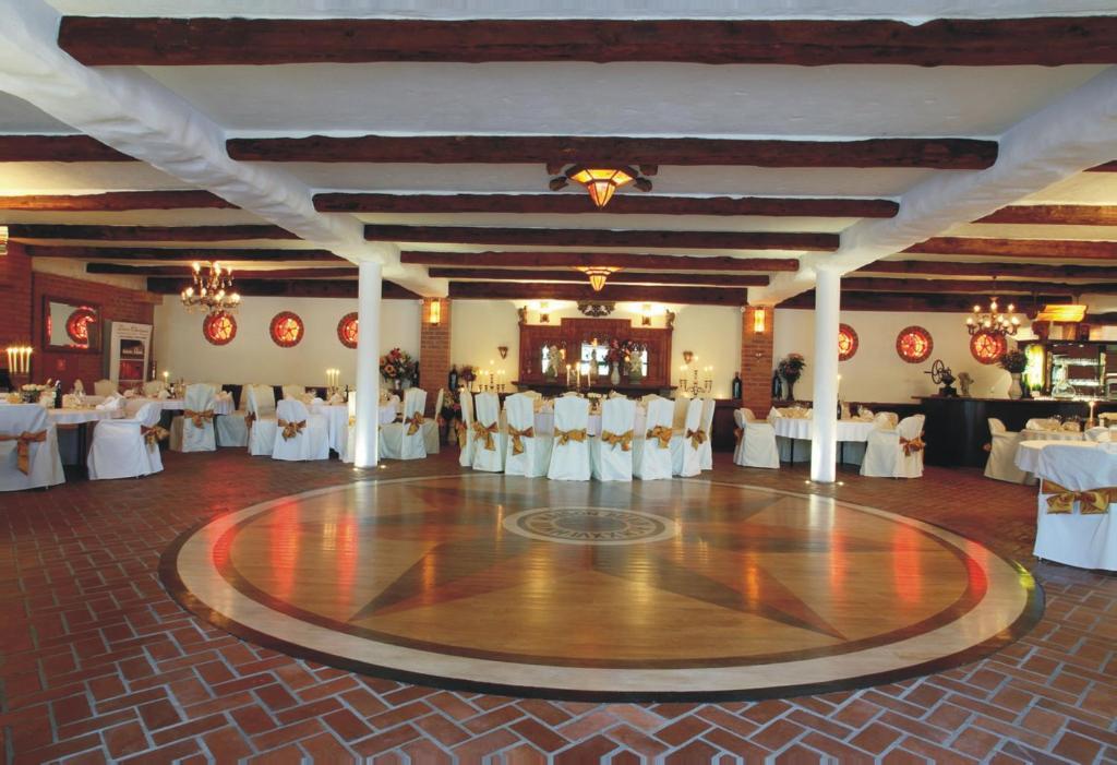 Dwor Chotynia Hotel Exterior photo