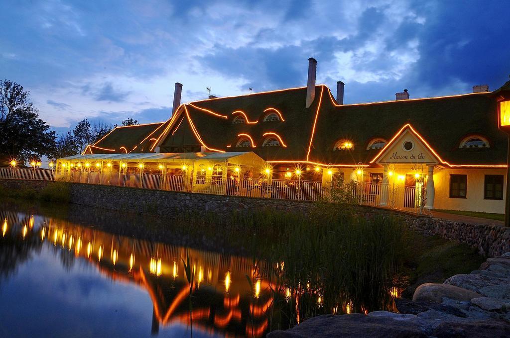 Dwor Chotynia Hotel Exterior photo